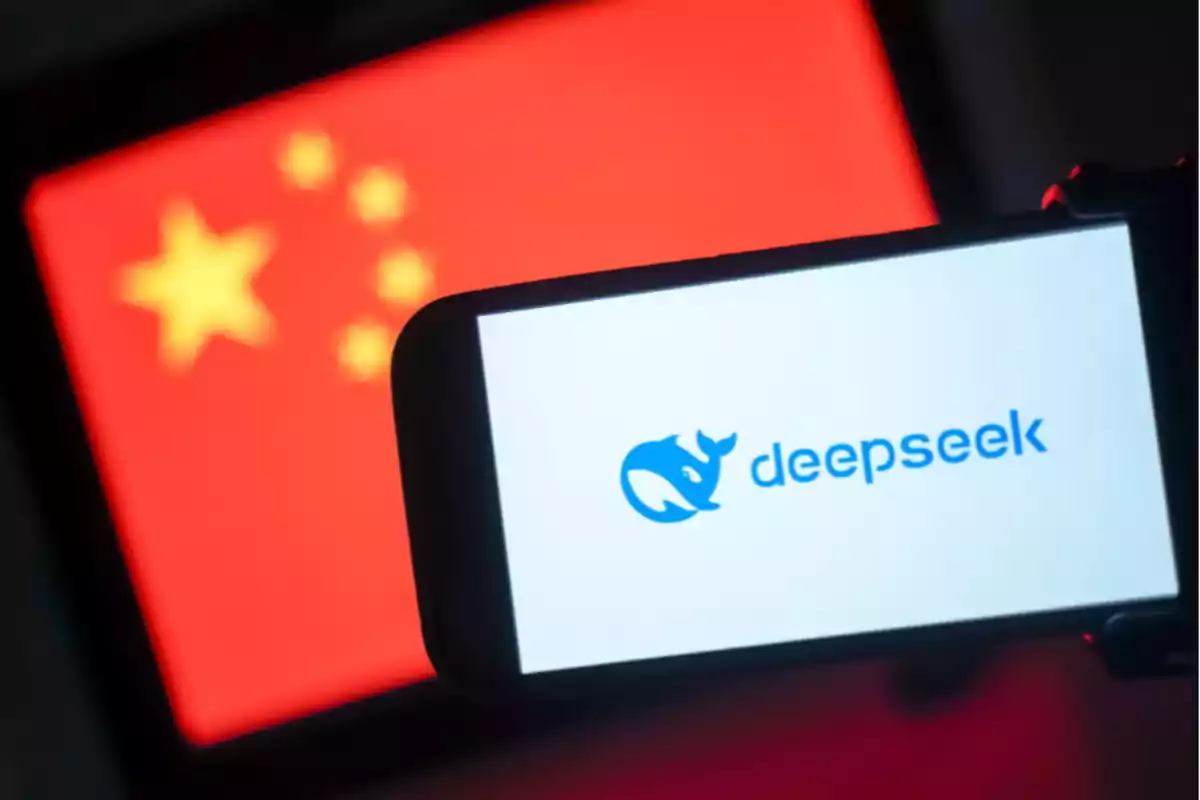 Un teléfono móvil muestra el logo de "deepseek" con la bandera de China de fondo.