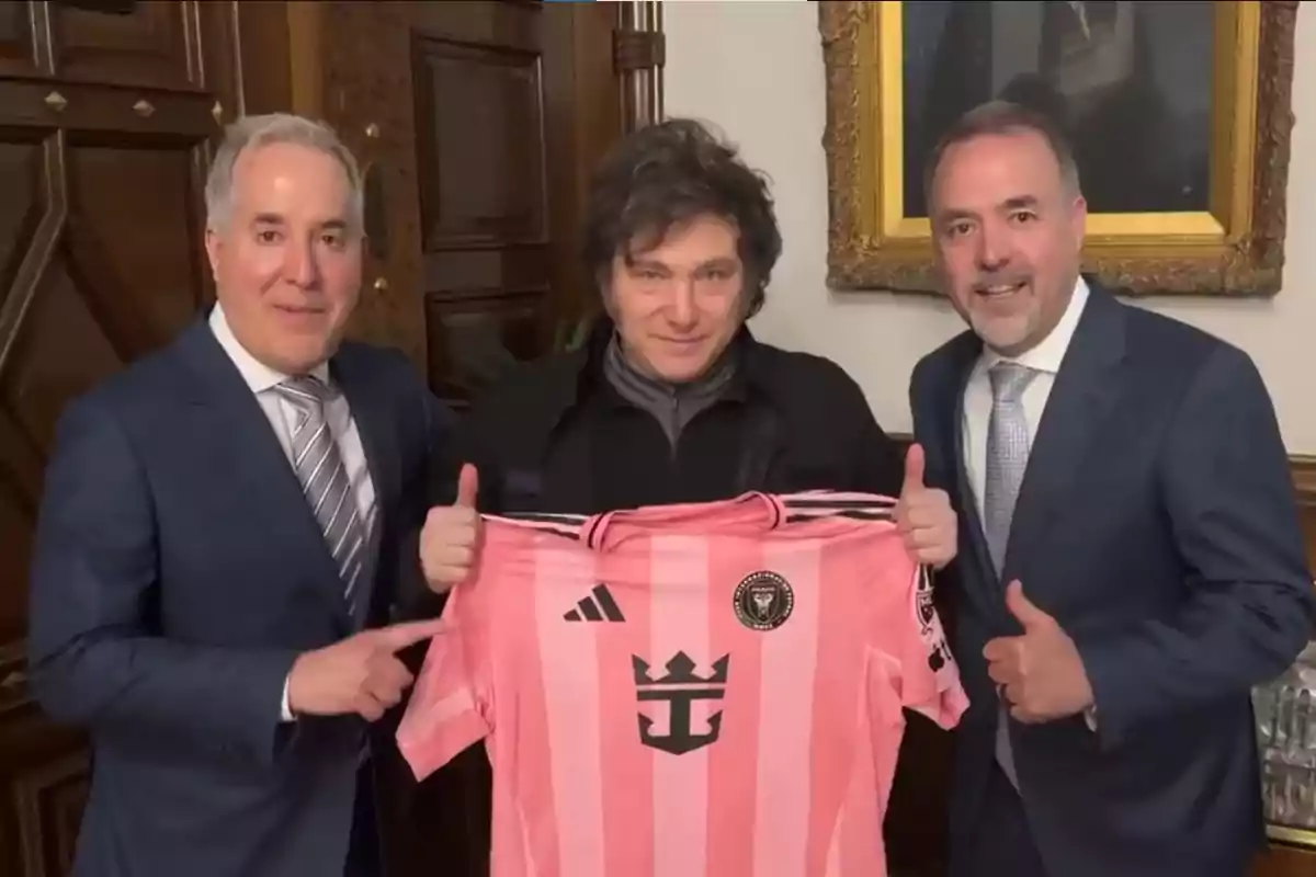 noticiaspuertosantacruz.com.ar - Imagen extraida de: https://laderechadiario.com/politica/uno-los-duenos-del-inter-miami-lionel-messi-se-reunio-con-javier-milei