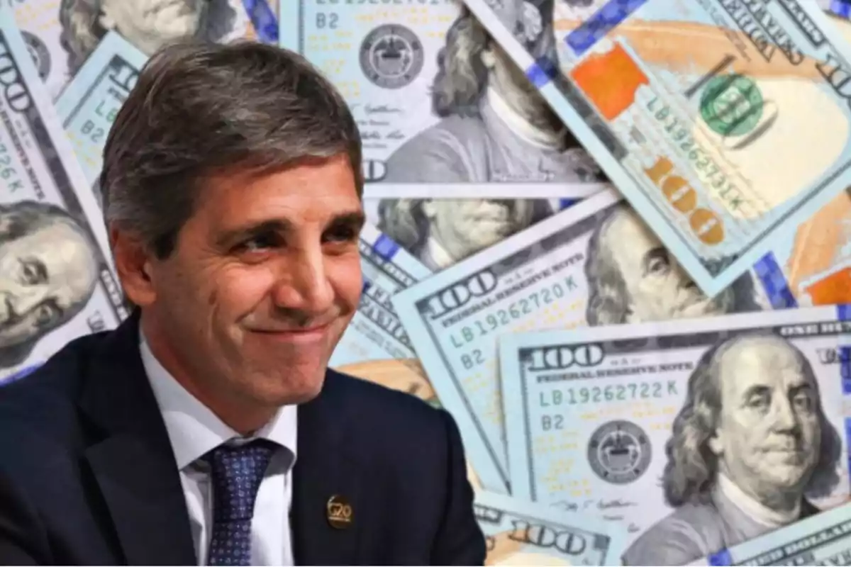 Hombre sonriendo con fondo de billetes de cien dólares.