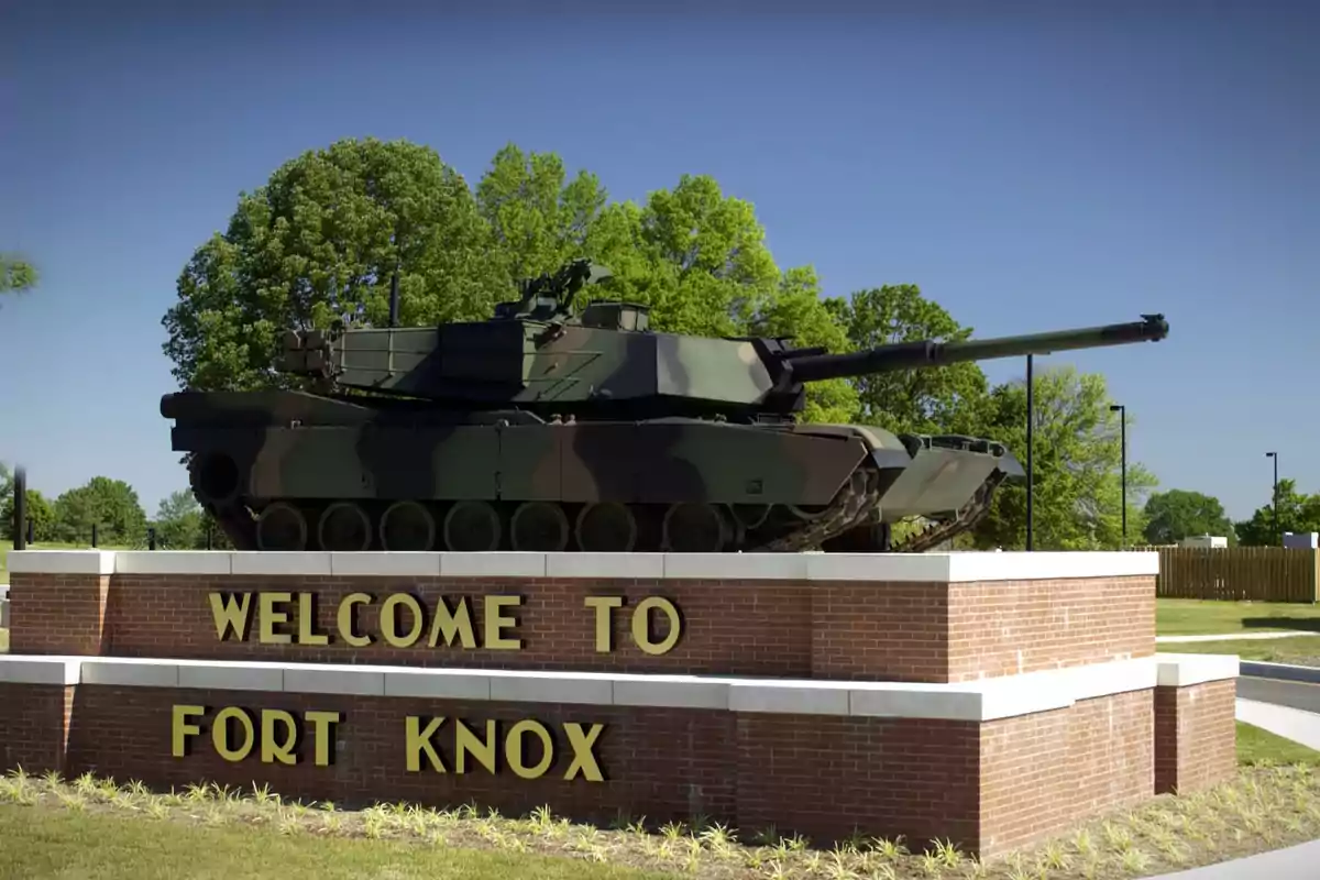 Un tanque militar sobre un pedestal de ladrillo con la inscripción 