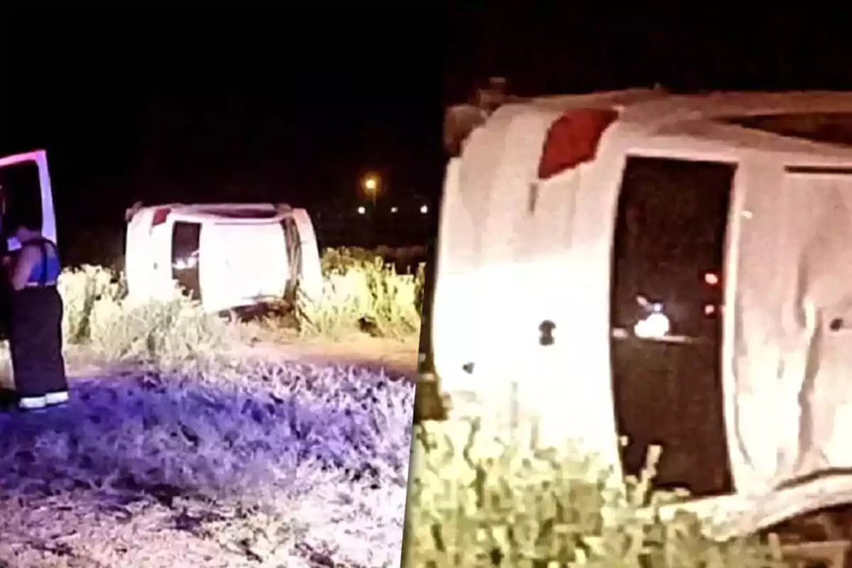 Una camioneta blanca volcada de lado en un área con vegetación, iluminada por luces en la noche.