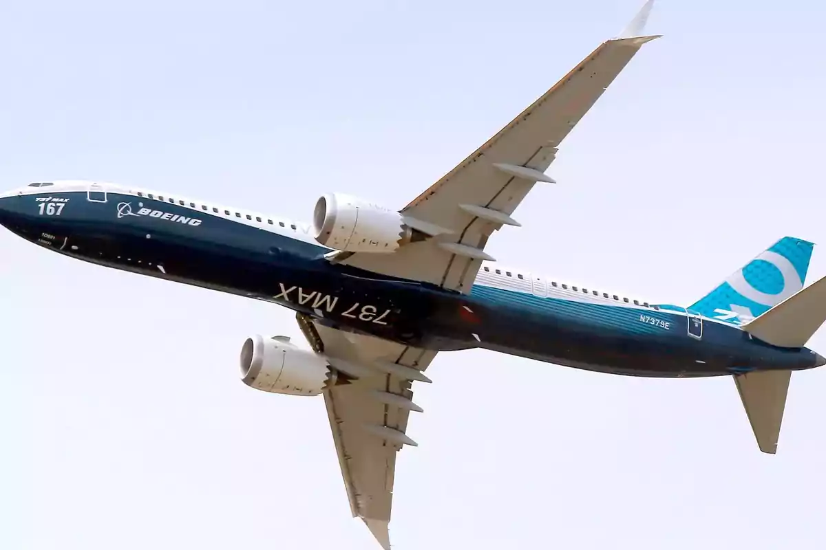 Un avión Boeing 737 MAX en pleno vuelo con el cielo despejado de fondo.