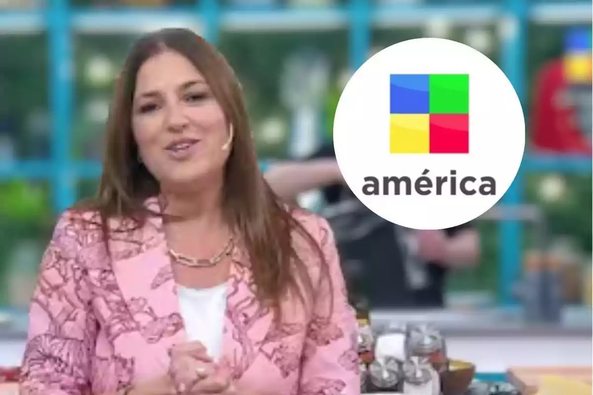 Mujer con chaqueta rosa estampada hablando en un set de televisión con el logo de América en la esquina.