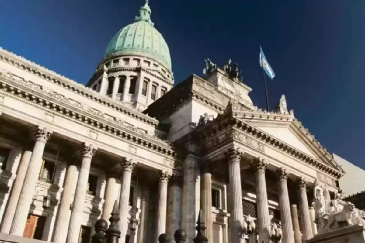 Edificio del Congreso Nacional de Argentina con su cúpula verde y columnas clásicas bajo un cielo despejado.