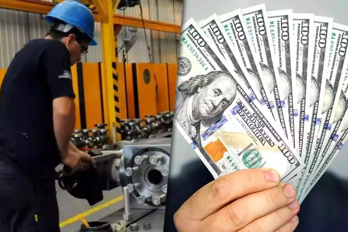 Un trabajador con casco azul en una fábrica junto a una mano sosteniendo billetes de cien dólares.