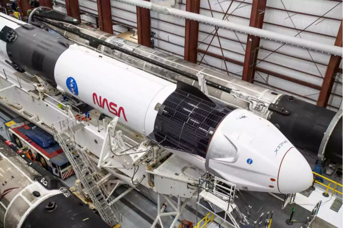 Un cohete de la NASA y SpaceX en un hangar de preparación antes del lanzamiento.