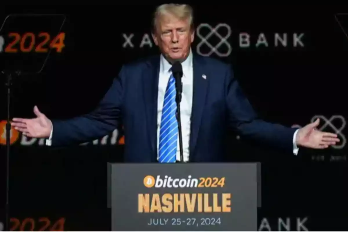 Un hombre en un podio con un cartel que dice "Bitcoin 2024 Nashville" y las fechas del evento.