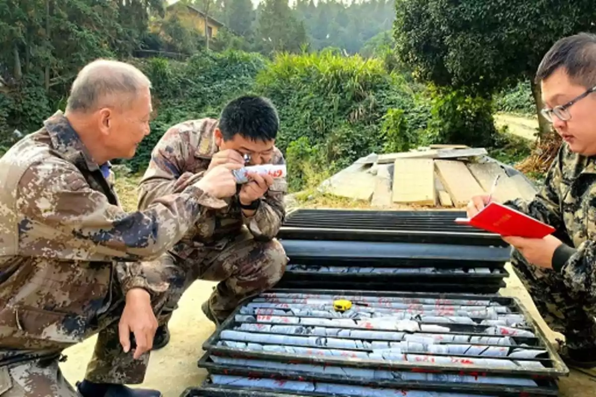 Investigadores chinos examinan muestras de oro en Wangu, China.