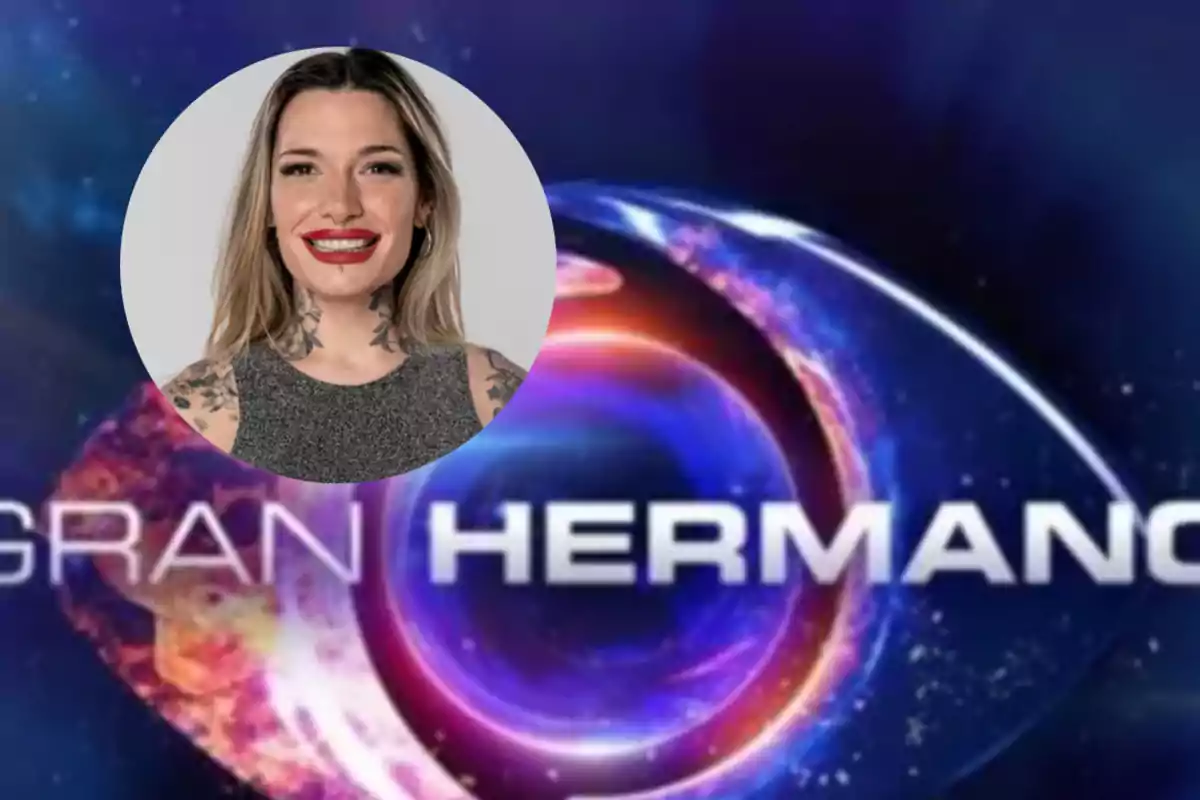 Mujer con tatuajes sonríe frente al logo de Gran Hermano.