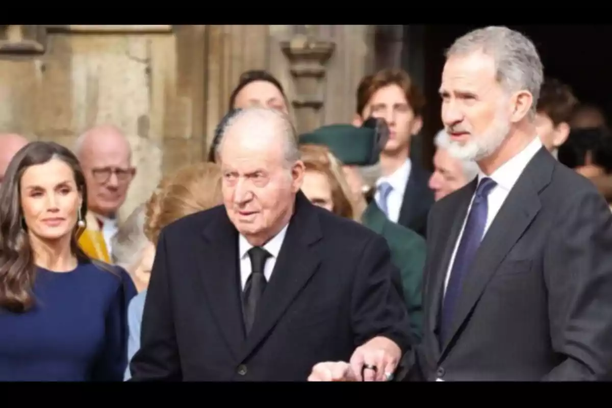 Un grupo de personas vestidas formalmente en un evento al aire libre.