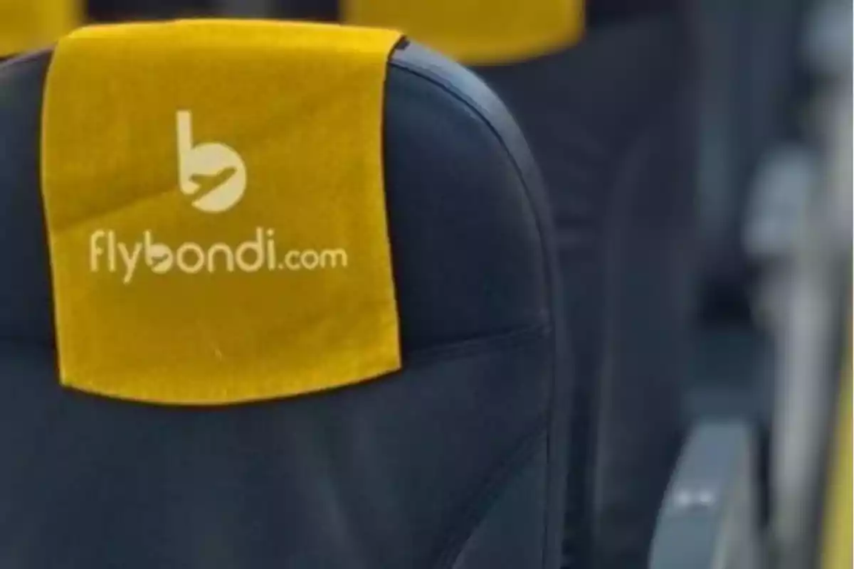 Asiento de avión con reposacabezas amarillo de Flybondi.