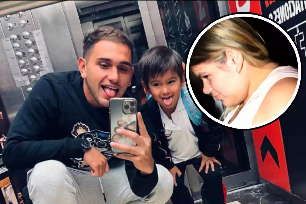 Un hombre y un niño posan para una selfie en un ascensor, ambos sacando la lengua, mientras que en la esquina superior derecha hay un círculo con la imagen de una mujer de perfil.