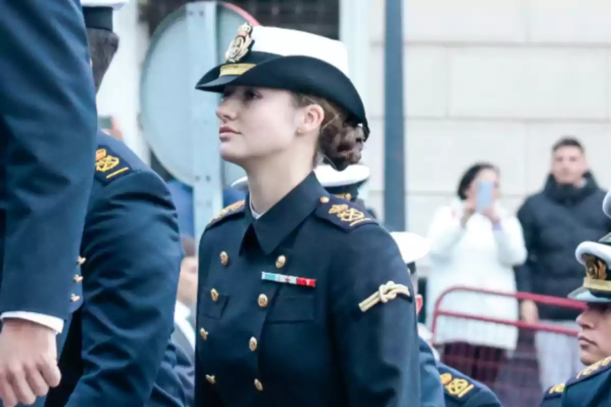 Una mujer en uniforme militar durante un evento oficial.