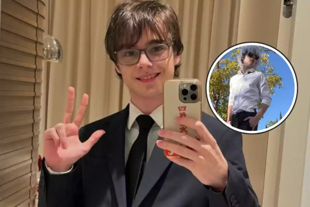 Un joven con gafas y traje oscuro se toma una selfie en un espejo, haciendo un gesto de paz con la mano; en un recuadro, aparece la misma persona con una camisa blanca al aire libre.