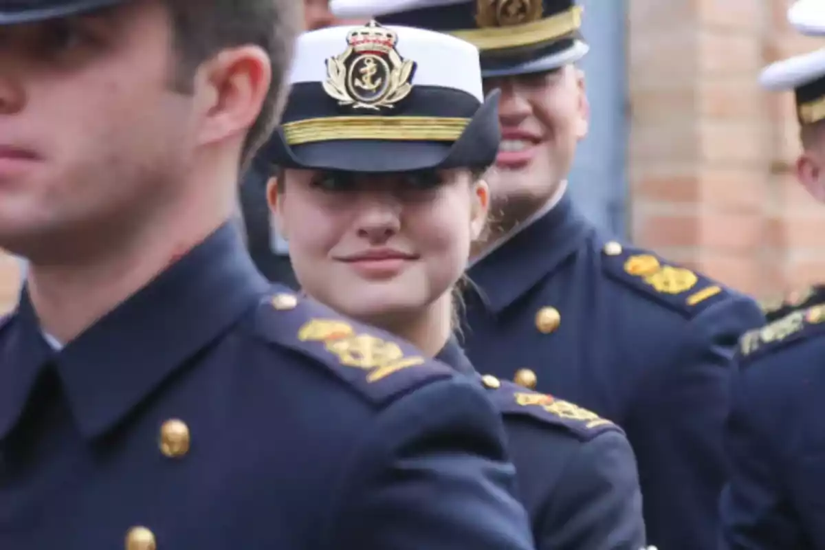 Un grupo de cadetes de la marina en uniforme durante una ceremonia.