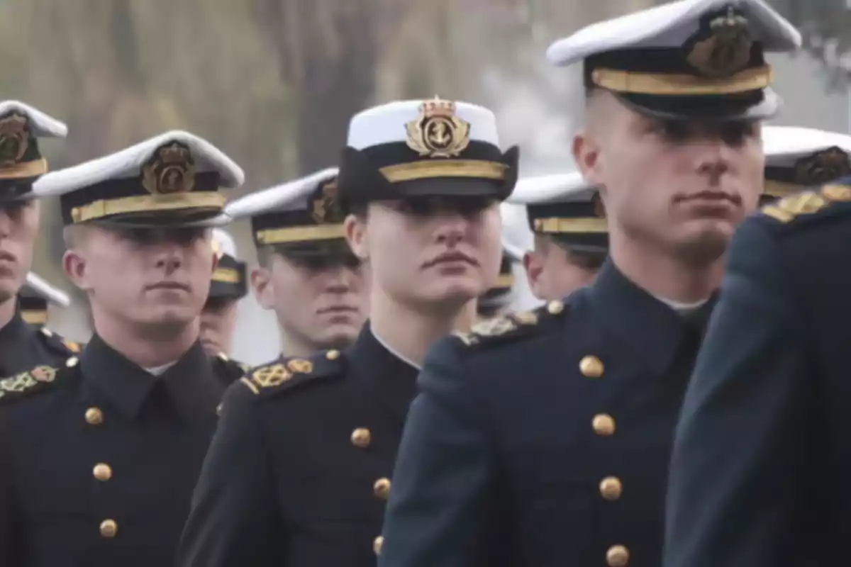 Princesa Leonor y Grupo de cadetes navales en formación con uniformes y gorras blancas.