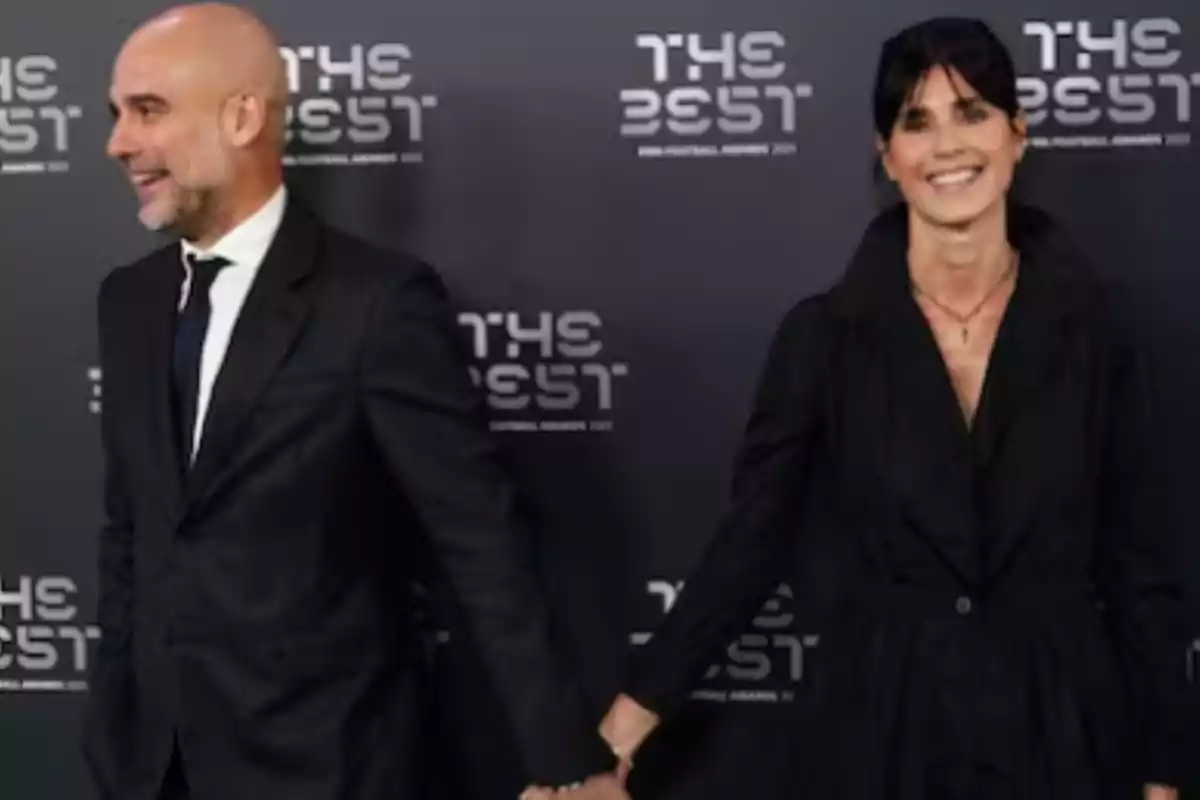 Una pareja sonriente posando en un evento de gala.