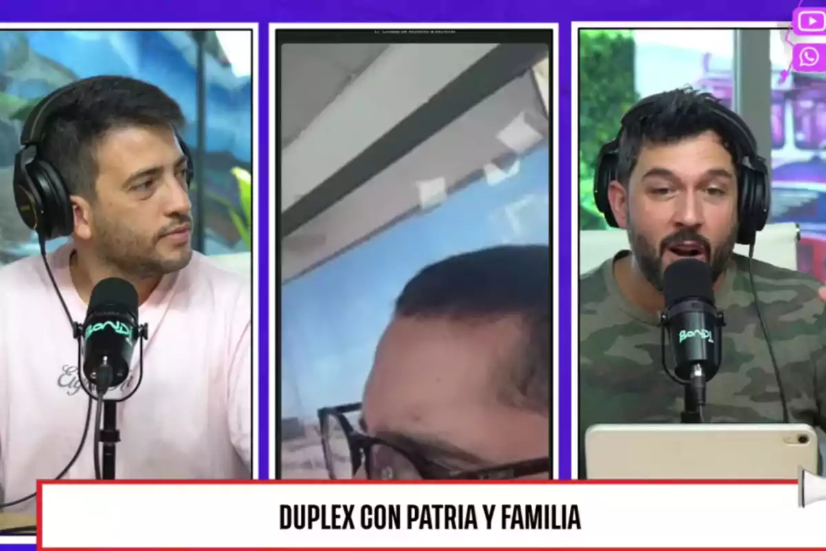 Tres personas con auriculares y micrófonos participan en una transmisión titulada 