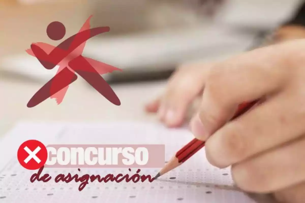 Una mano sostiene un lápiz rojo sobre una hoja de examen tipo test, con un logotipo abstracto en rojo y el texto "concurso de asignación".