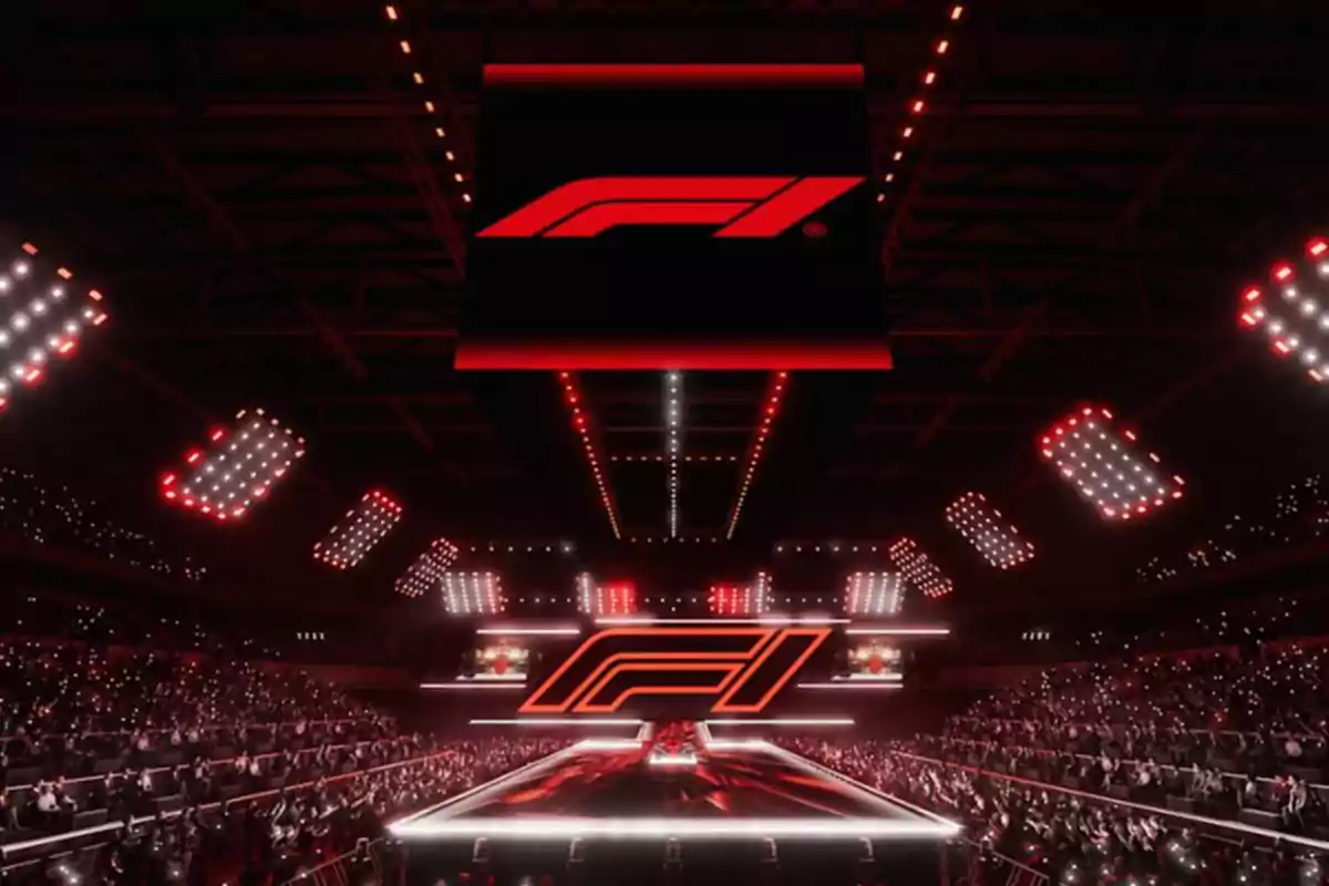 Escenario iluminado con el logotipo de F1 en un evento nocturno con público.