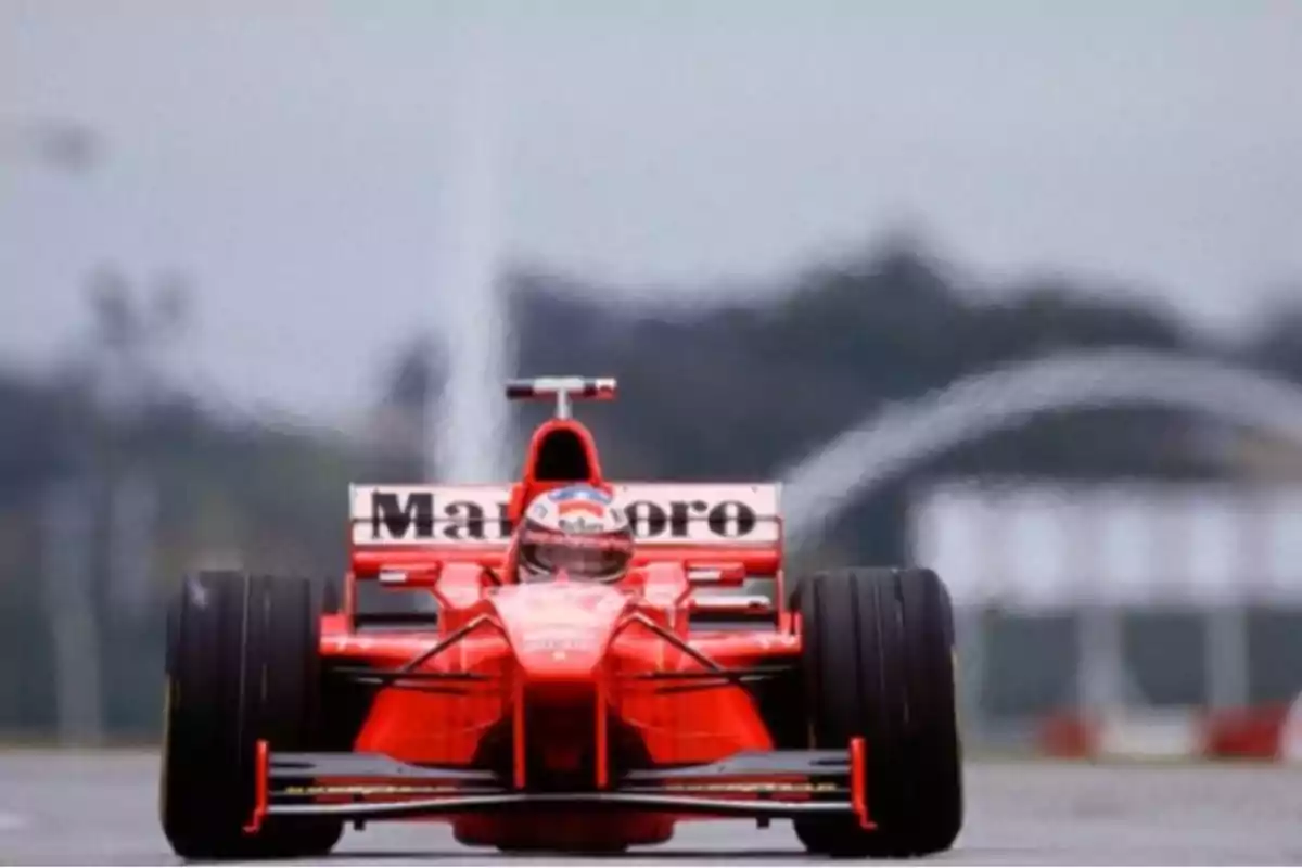 Coche de Fórmula 1 rojo en la pista de carreras