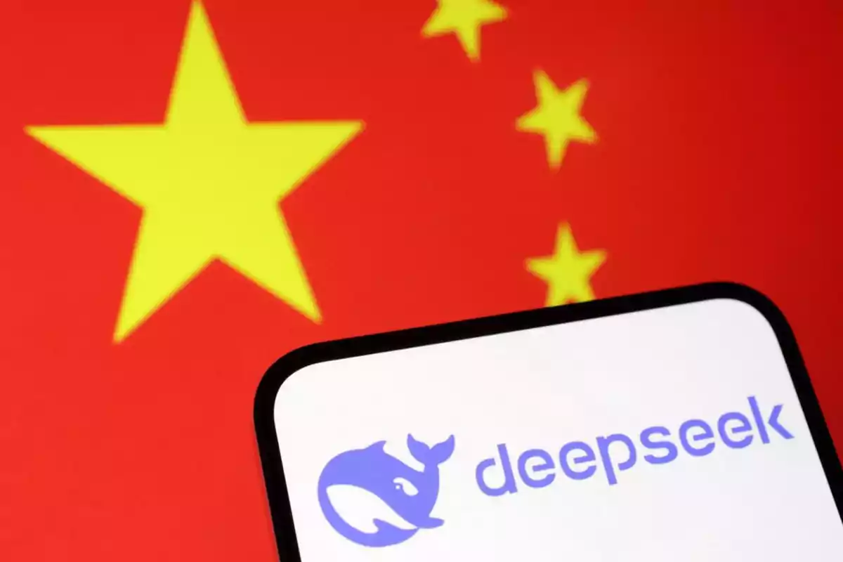 Un teléfono móvil mostrando el logo de "deepseek" frente a una bandera de China.