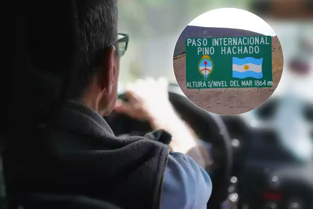 Un hombre conduce un vehículo mientras se muestra un cartel del Paso Internacional Pino Hachado con la bandera de Argentina y la altura sobre el nivel del mar de 1864 metros.