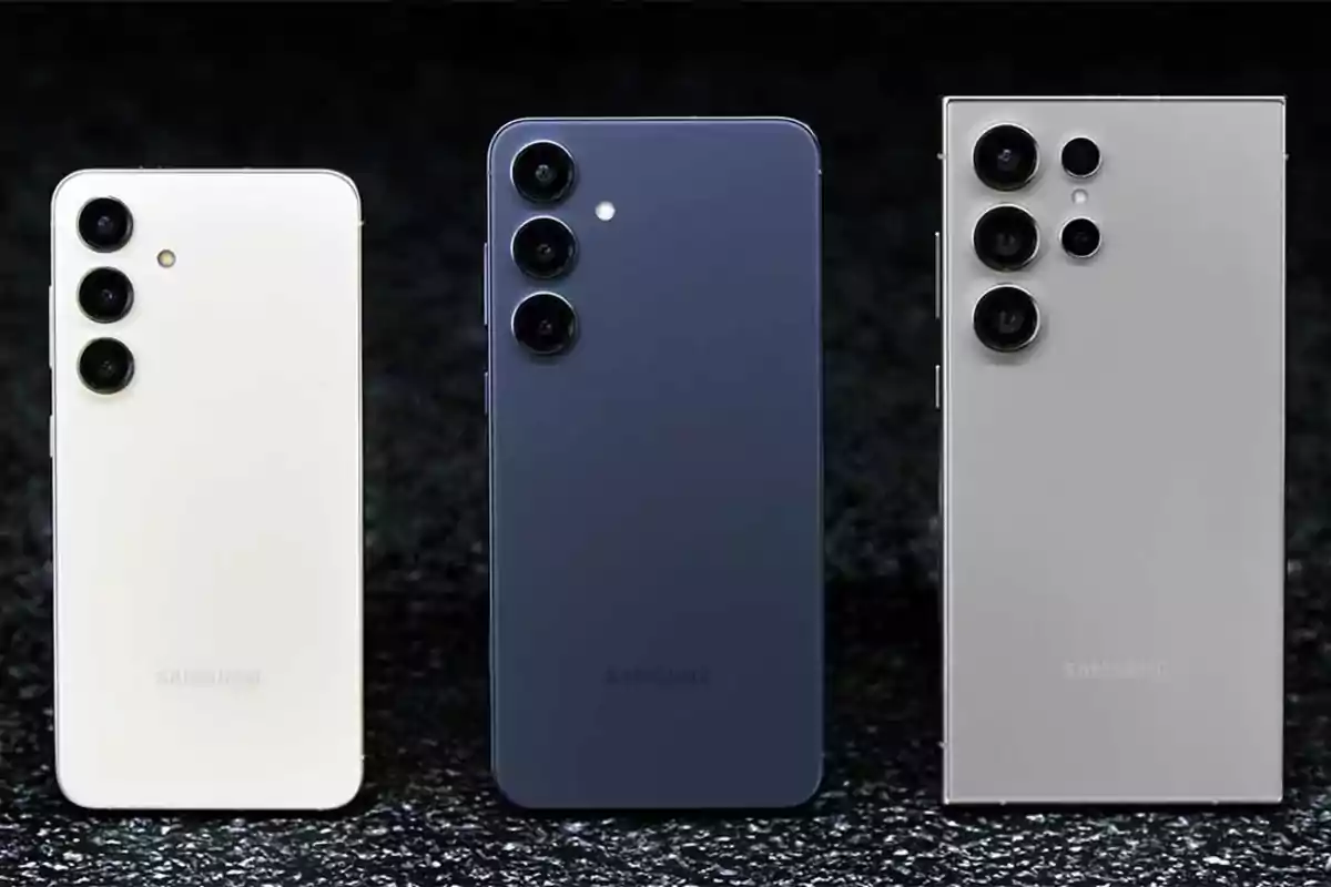 Tres teléfonos inteligentes Samsung Galaxy de diferentes colores y diseños con múltiples cámaras traseras sobre un fondo oscuro.