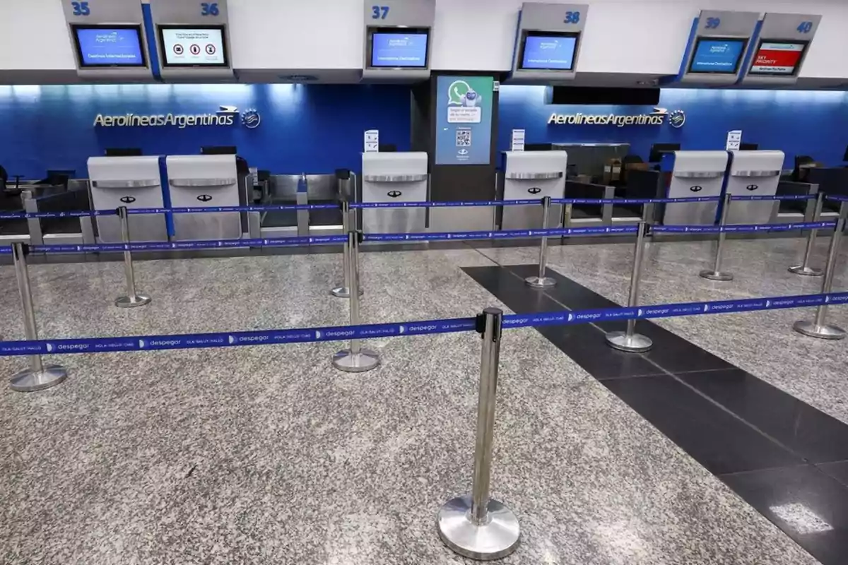 Mostrador de facturación vacío de Aerolíneas Argentinas en un aeropuerto.