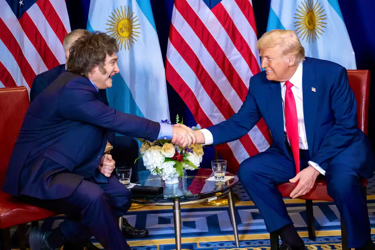 noticiaspuertosantacruz.com.ar - Imagen extraida de: https://laderechadiario.com/politica/presidente-javier-milei-mantuvo-reunion-con-donald-trump-cpac