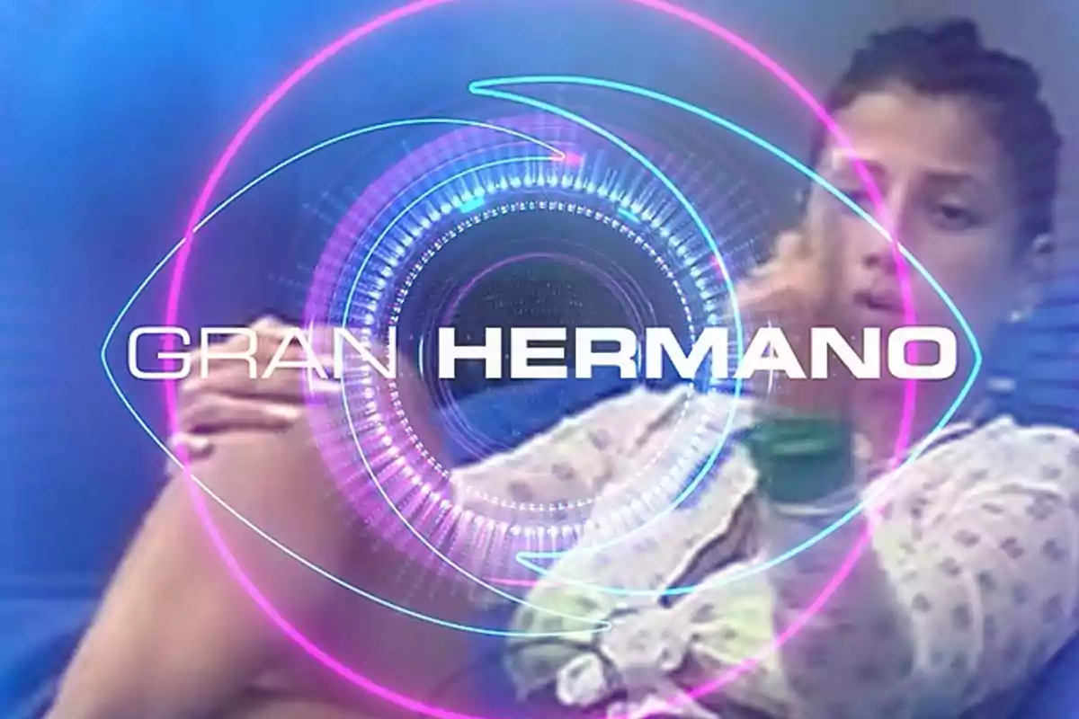 Logo de Gran Hermano con un fondo azul y la participante Jenifer Lauría levantando un dedo enojada.