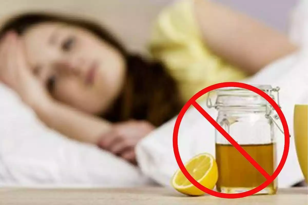 Mujer acostada en la cama con un frasco de líquido y un limón al frente tachados con un símbolo de prohibición.