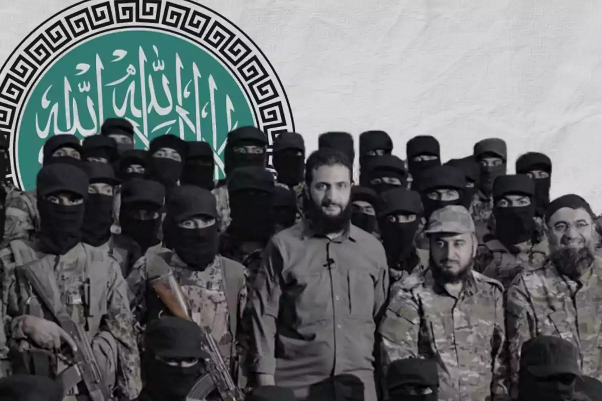 Un grupo de personas vestidas con uniformes militares y pasamontañas negros posando frente a un emblema circular con escritura árabe.