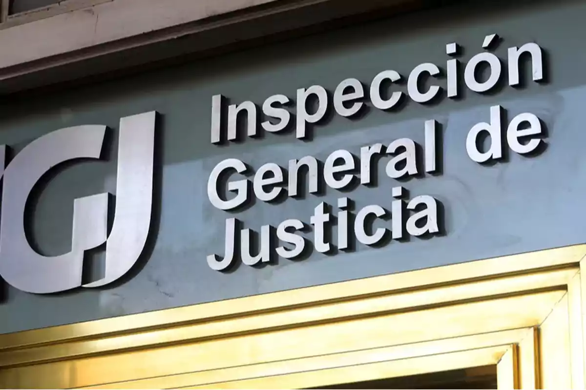 Letrero de la Inspección General de Justicia en una fachada.