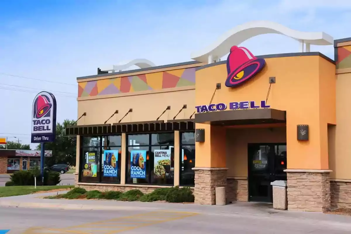 Frente de un restaurante de comida rápida Taco Bell con letrero y entrada principal.