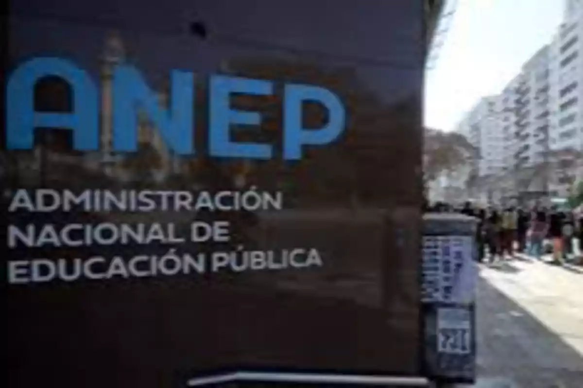 Edificio de la Administración Nacional de Educación Pública con personas caminando por la acera.