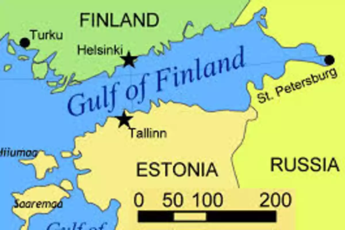 Mapa del Golfo de Finlandia mostrando partes de Finlandia, Estonia y Rusia con ciudades como Helsinki, Tallin y San Petersburgo.