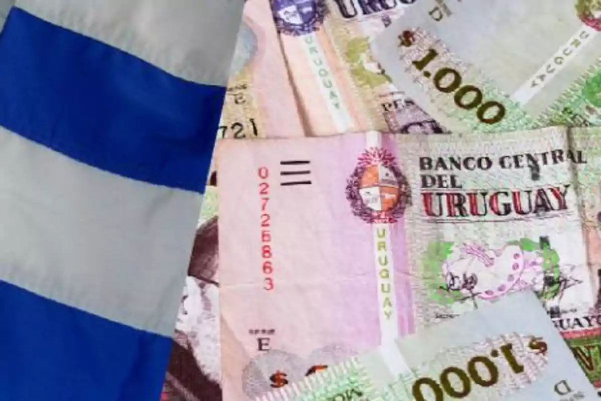 Bandera de Uruguay junto a billetes de diferentes denominaciones del Banco Central del Uruguay.