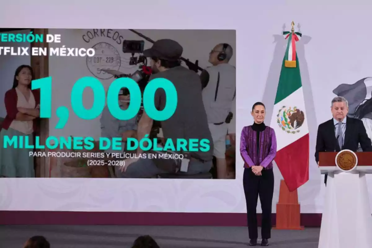 An official presentation announces a $1 billion investment by Netflix in Mexico for the production of series and movies between 2025 and 2028, with two people at a podium next to a Mexican flag.