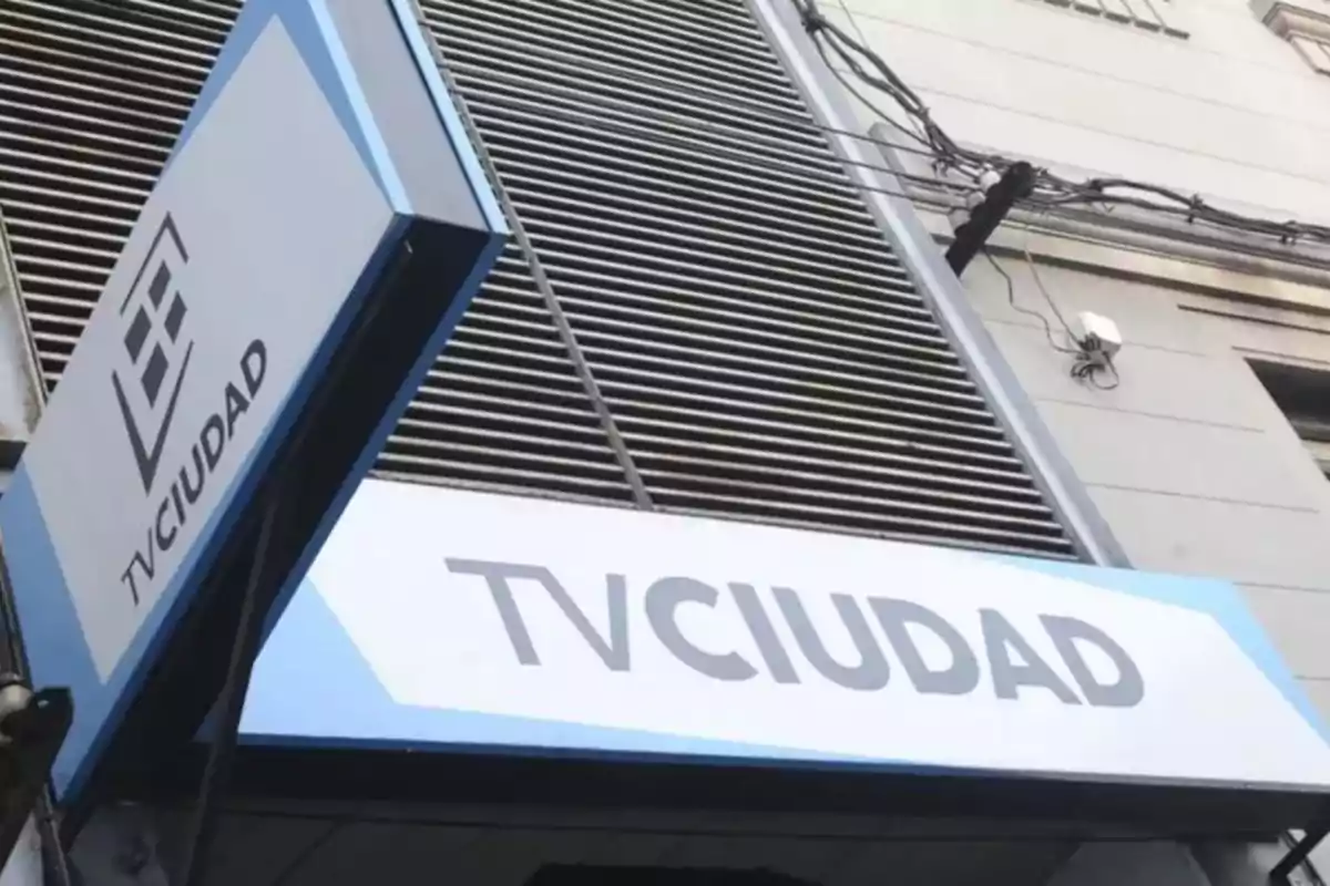 Un cartel de TVCIUDAD en la fachada de un edificio.