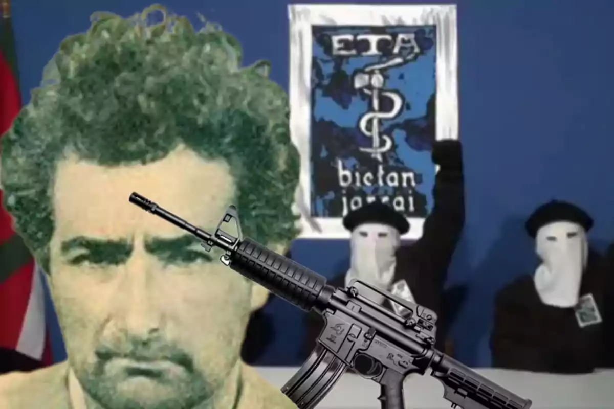 Una imagen que muestra un retrato en blanco y negro de un hombre con cabello rizado superpuesto sobre una escena con personas enmascaradas y un cartel de fondo, junto a un rifle de asalto.