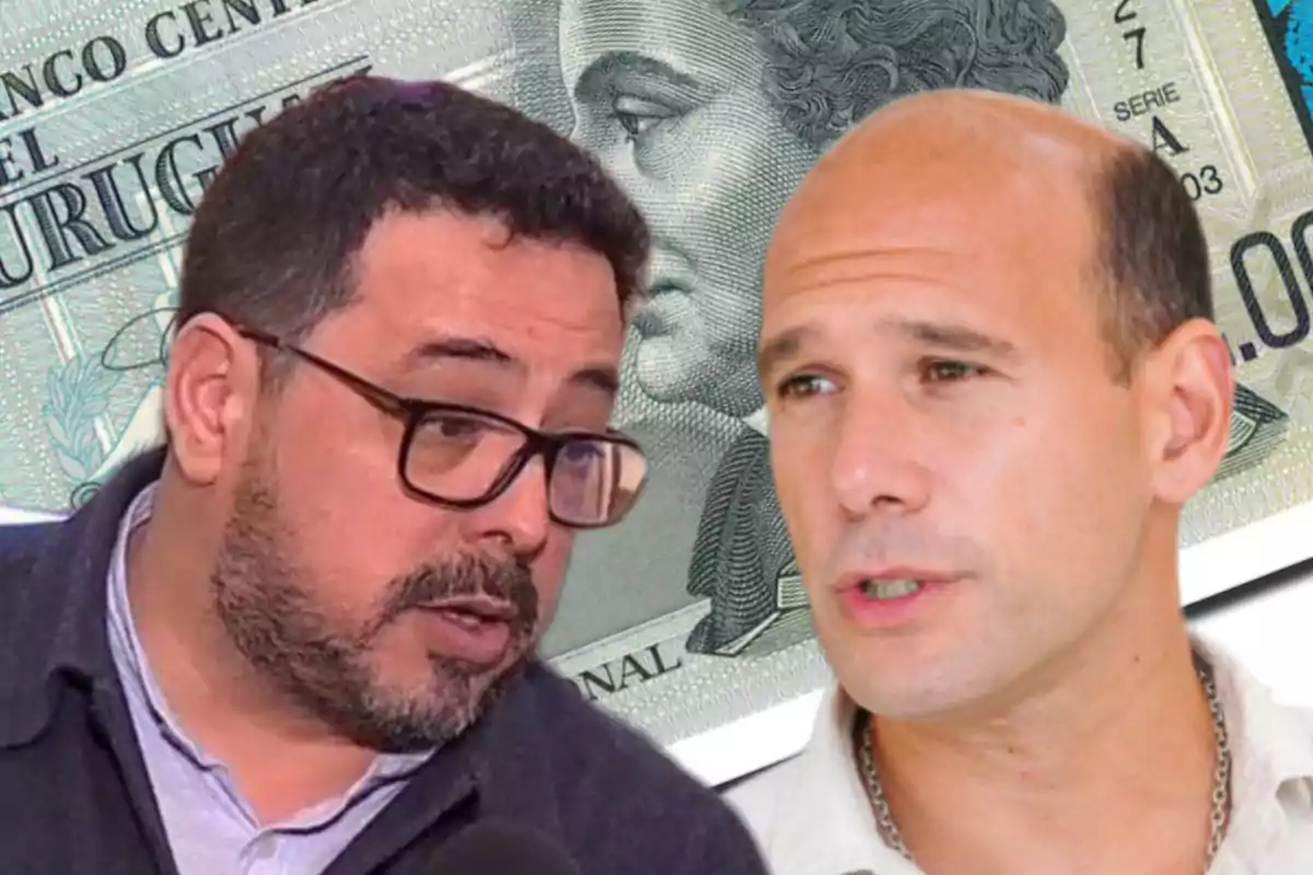 Dos hombres conversando con un billete de Uruguay de fondo.