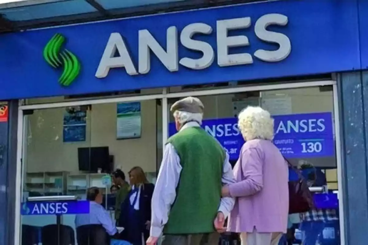 Personas mayores entrando a una oficina de ANSES en Argentina.