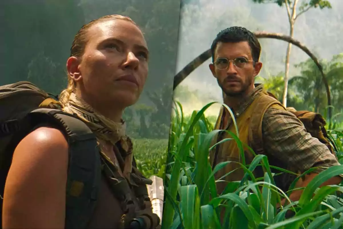 Tráiler de Jurassic World: Rebirth. Dos personas con mochilas y ropa de exploración están en un entorno selvático, rodeados de vegetación densa y árboles altos.