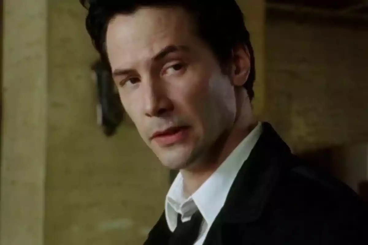 Primer plano de Keanu Reeves interpretando a 