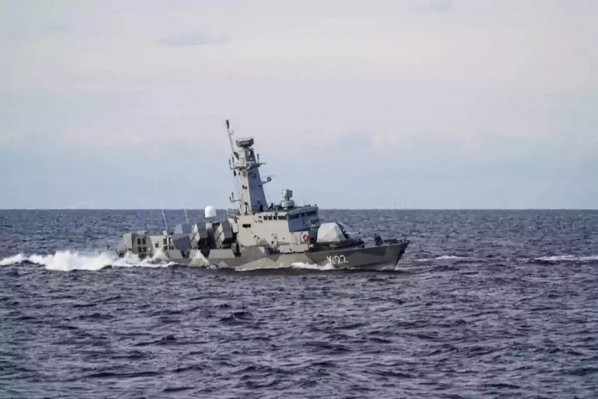 Un barco militar navegando en el mar.