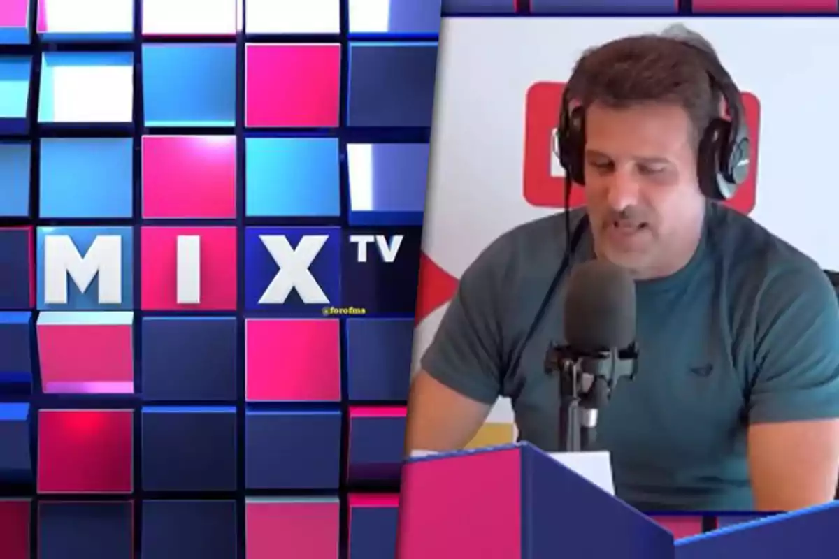 José María Listorti con auriculares habla frente a un micrófono en un estudio de grabación junto a un logotipo de Mix TV con un diseño de cubos en colores azul y rosa.