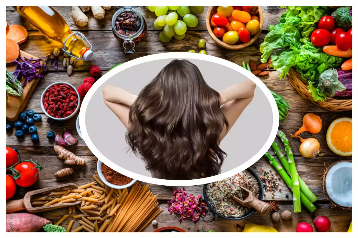 Mujer de espaldas mostrando su cabello largo y saludable rodeada de una variedad de alimentos frescos y saludables sobre una mesa de madera.