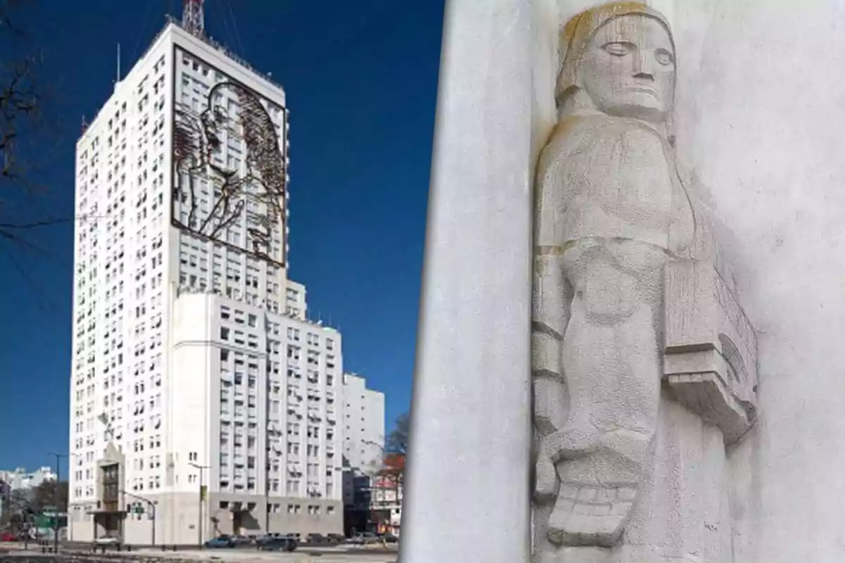 Edificio blanco alto con un retrato metálico en su fachada y una escultura de piedra de una figura humana, el monumento a la coima, en primer plano.