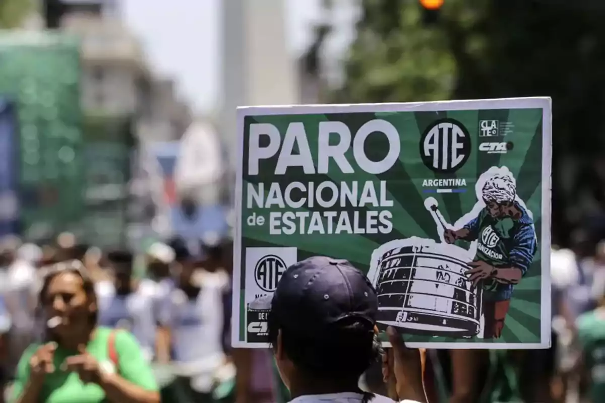 Persona sosteniendo un cartel que dice "Paro Nacional de Estatales" durante una manifestación en Argentina.